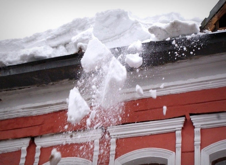 Сход снега с крыш и падение сосулек - сезонные риски, которые можно и нужно предупреждать!.
